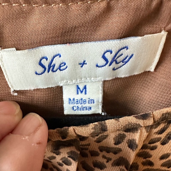 🐆 She + Sky Leopard Print Pleated Blouse Medium Flowy Tank - Picture 2 of 7